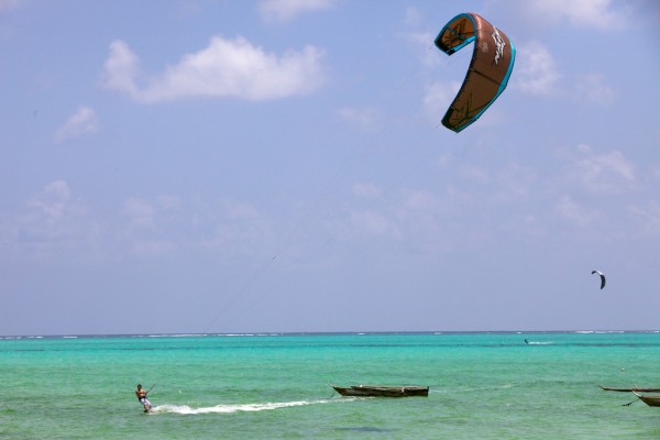 Die Top 10 Erlebnisse für Abenteurer auf Sansibar - Kitesurfing